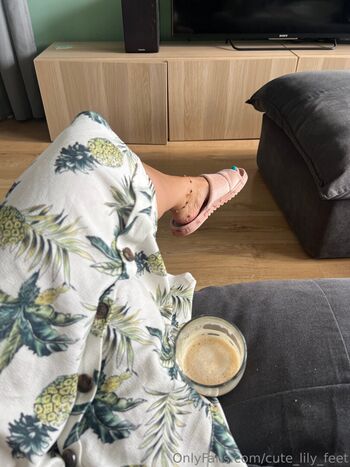 cute_lily_feet